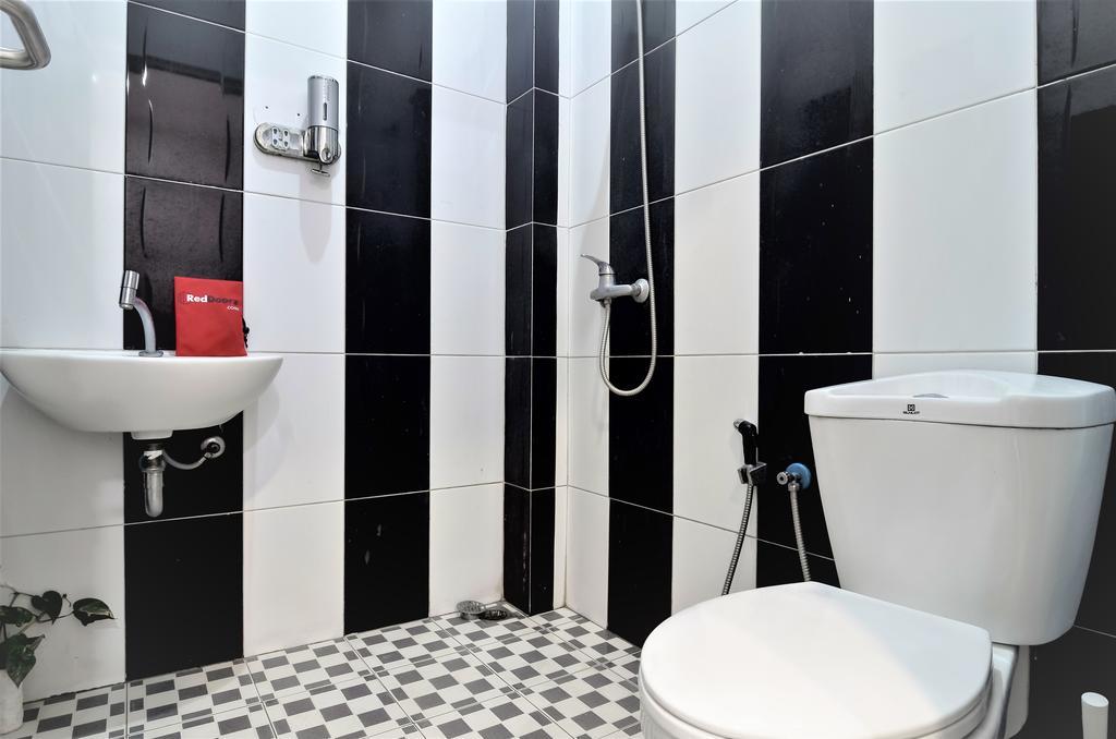 Hotel Reddoorz Near Poncol Station Semarang Esterno foto