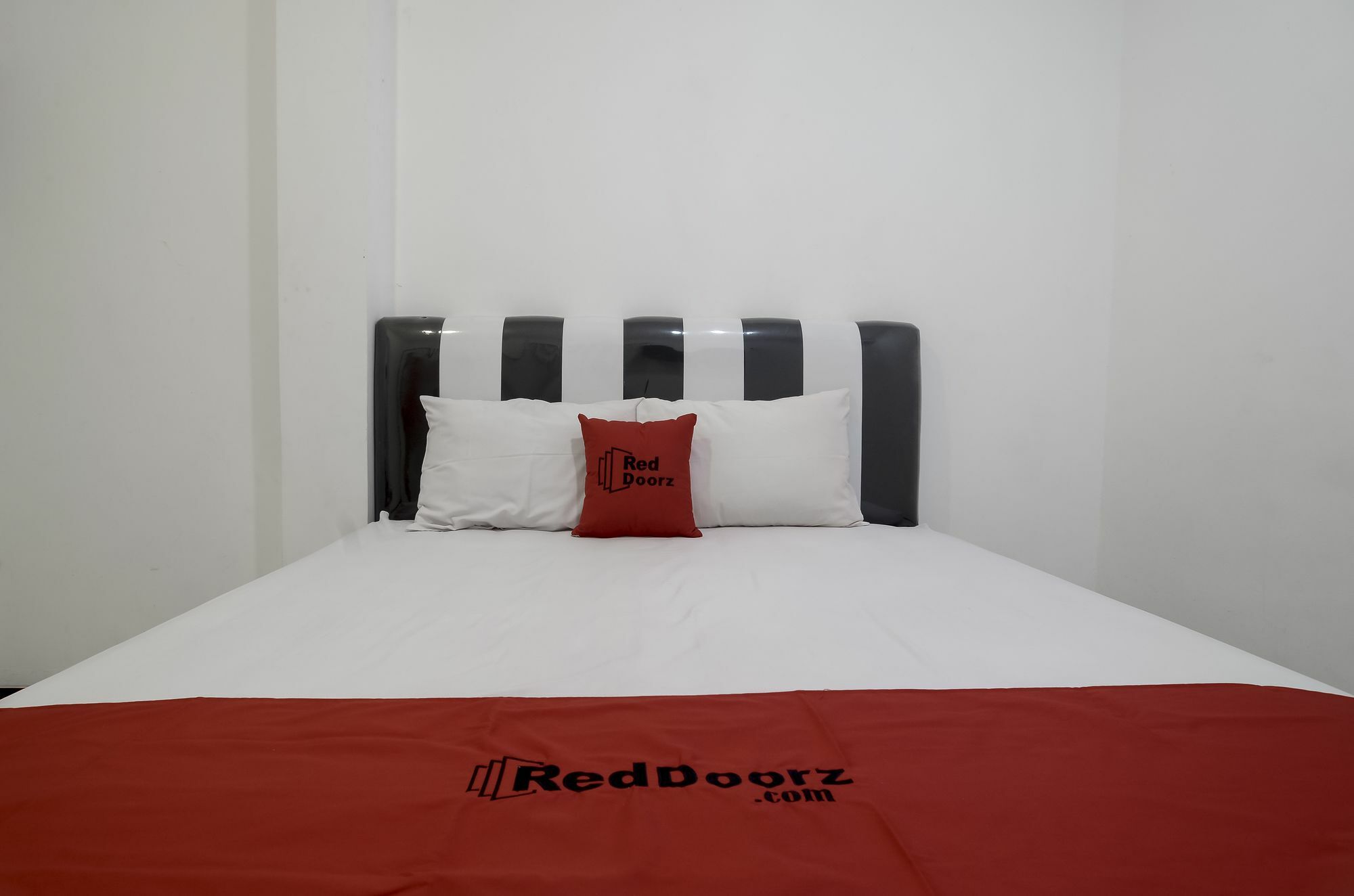 Hotel Reddoorz Near Poncol Station Semarang Esterno foto