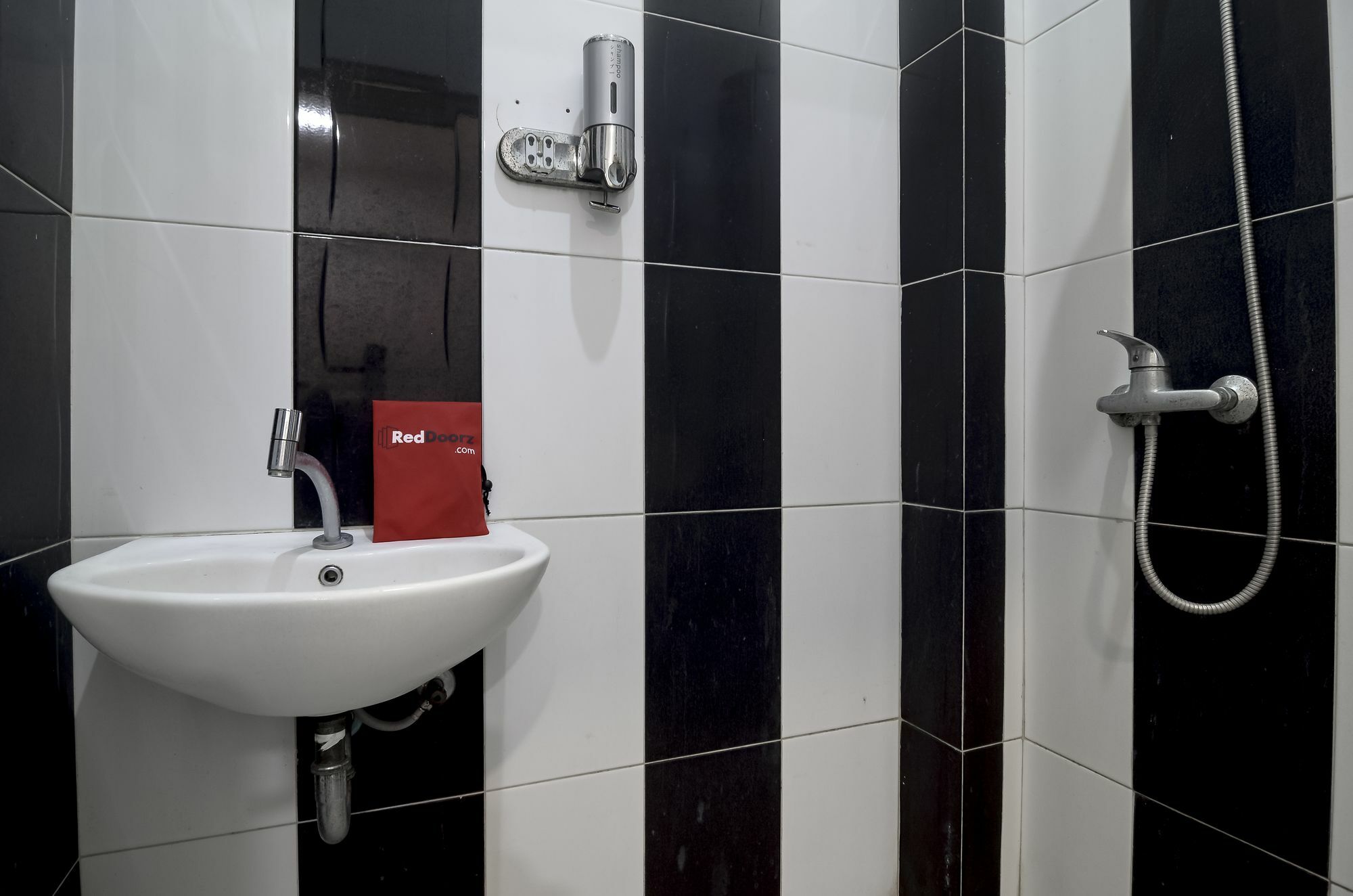 Hotel Reddoorz Near Poncol Station Semarang Esterno foto