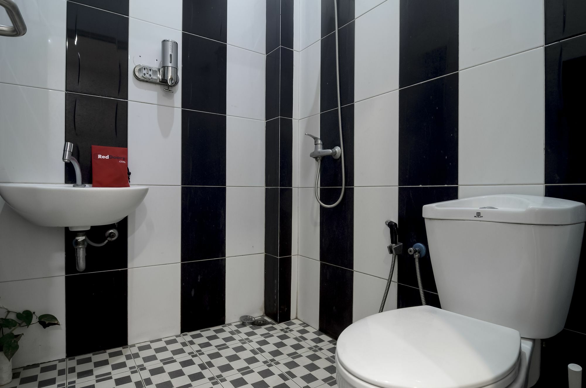 Hotel Reddoorz Near Poncol Station Semarang Esterno foto